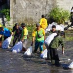 Hasto Ajak Ratusan Mahasiswa Bersihkan Sungai Code, Perkuat Gerakan Lingkungan Berbasis KKN